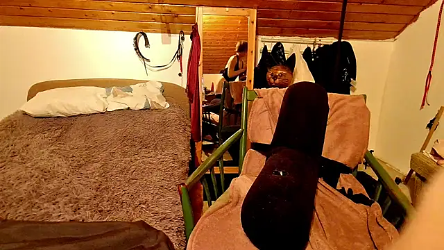 Snapshot of Hot_Colettte chatting on 02-23-25, 05:56 Hot Colettte online show from 02-23-25, 05:56