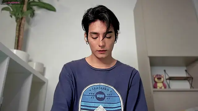 Snapshot of sebas_rose chatting on 12-19-24, 04:02 sebas rose online show from 12-19-24, 04:02