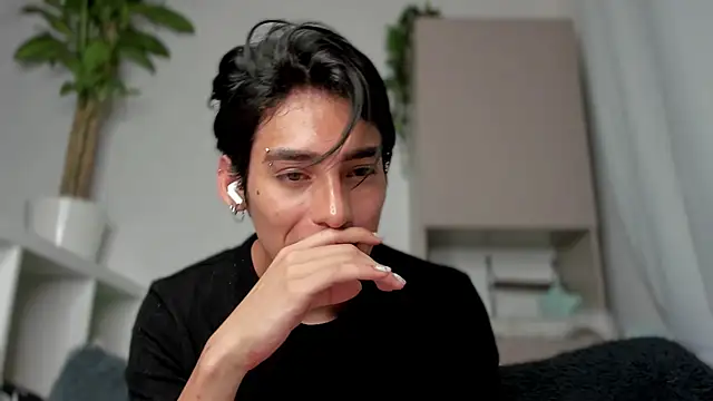 Snapshot of sebas_rose chatting on 01-11-25, 01:06 sebas rose online show from 01-11-25, 01:06