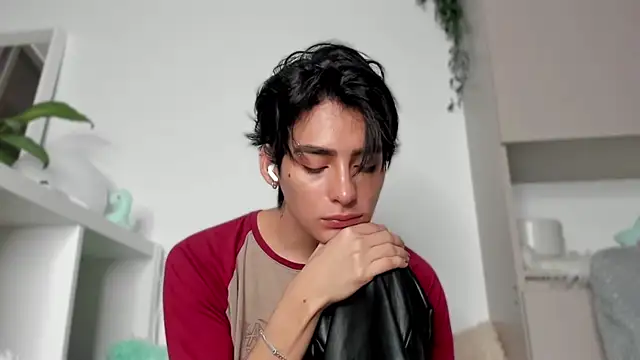 Snapshot of sebas_rose chatting on 02-13-25, 04:54 sebas rose online show from 02-13-25, 04:54