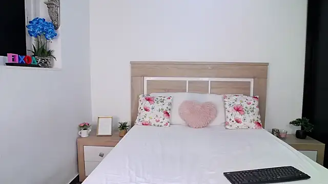 Snapshot of AylinRoss chatting on 09-20-25, 08:21 AylinRoss online show from 09-20-25, 08:21