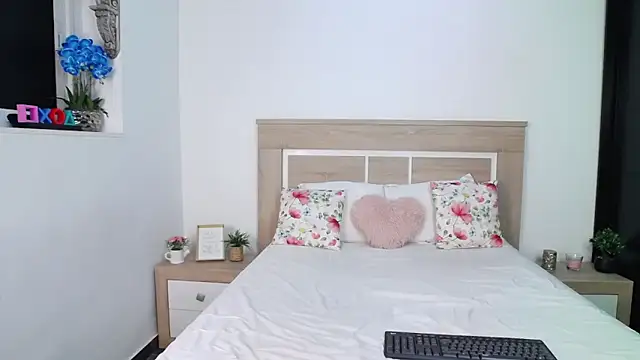 Snapshot of AylinRoss chatting on 10-06-25, 06:16 AylinRoss online show from 10-06-25, 06:16