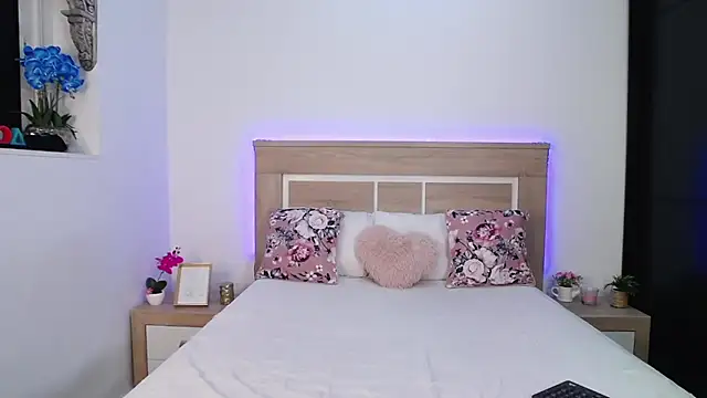 Snapshot of AylinRoss chatting on 12-17-25, 08:37 AylinRoss online show from 12-17-25, 08:37