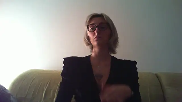 Snapshot of sexy_blondie92 chatting on 01-19-25, 11:00 sexy blondie92 online show from 01-19-25, 11:00