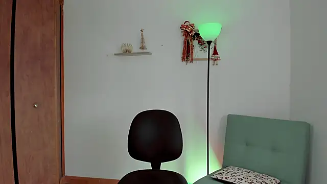 Snapshot of Lilabril chatting on 12-16-24, 05:43 Lilabril online show from 12-16-24, 05:43