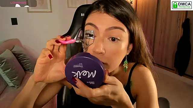 Snapshot of Lilabril chatting on 11-27-25, 02:41 Lilabril online show from 11-27-25, 02:41