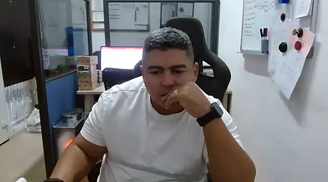 Snapshot of gordito_xx chatting on 02-21-25, 03:43 gordito xx online show from 02-21-25, 03:43