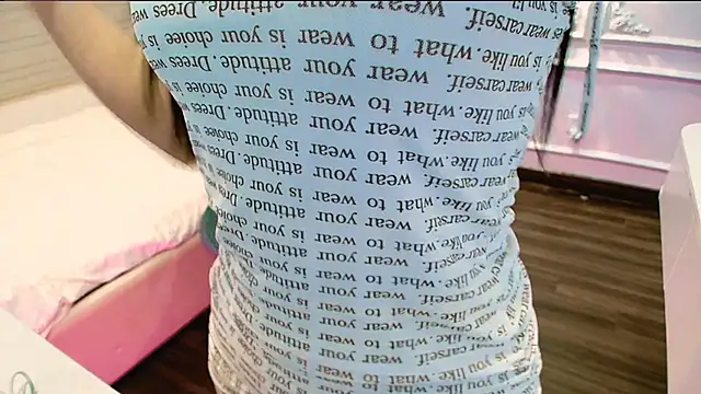 Snapshot of Lee_Mi chatting on 10-06-25, 12:24 Lee Mi online show from 10-06-25, 12:24