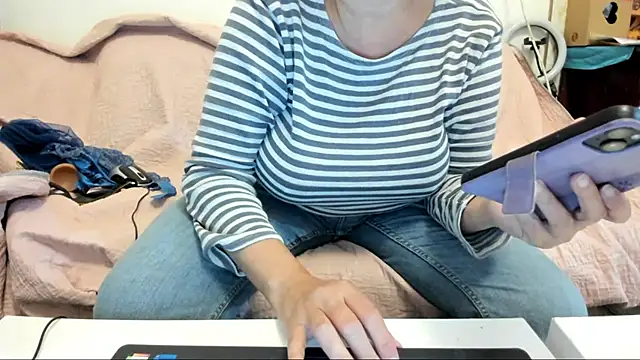 Snapshot of IsraeliMilf chatting on 12-19-24, 08:23 IsraeliMilf online show from 12-19-24, 08:23