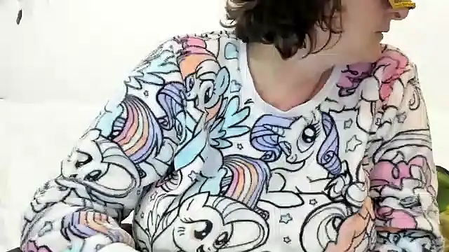 Snapshot of IsraeliMilf chatting on 02-08-25, 08:10 IsraeliMilf online show from 02-08-25, 08:10