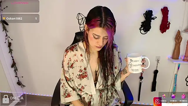 Snapshot of Violet-Queen chatting on 12-21-24, 10:39 Violet-Queen online show from 12-21-24, 10:39