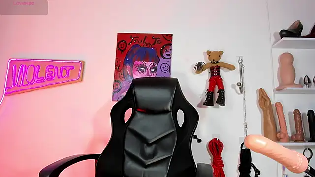 Snapshot of Violet-Queen chatting on 10-19-25, 10:10 Violet-Queen online show from 10-19-25, 10:10