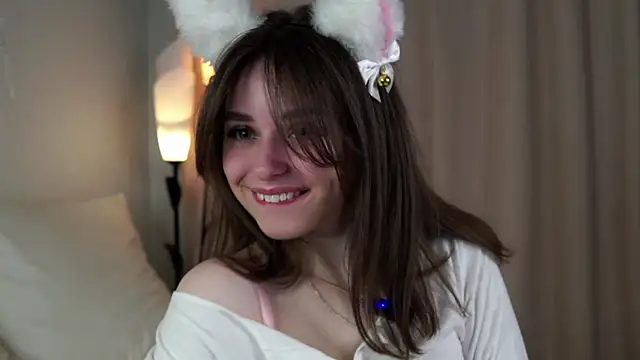 Snapshot of EstherMitchel chatting on 01-14-25, 12:11 EstherMitchel online show from 01-14-25, 12:11