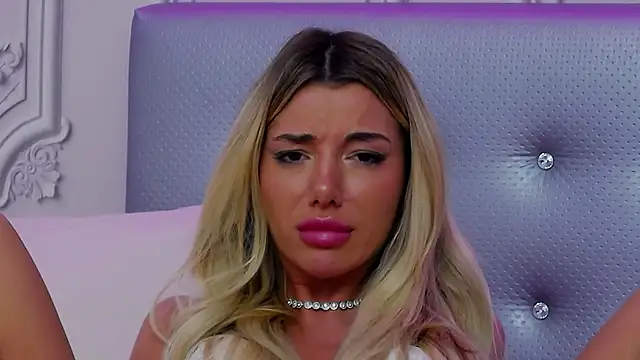 Snapshot of ClaraHazel chatting on 01-08-25, 10:48 ClaraHazel online show from 01-08-25, 10:48