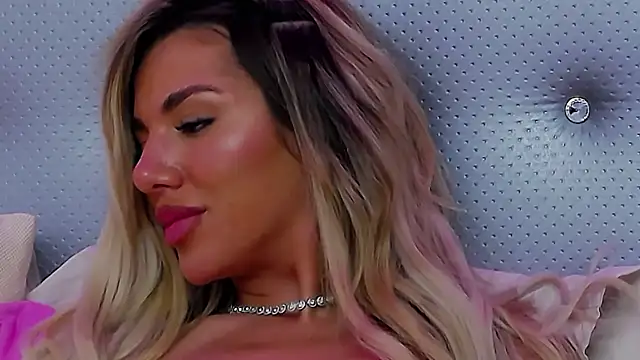 Snapshot of ClaraHazel chatting on 02-02-25, 08:35 ClaraHazel online show from 02-02-25, 08:35