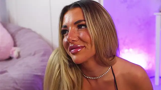 Snapshot of ClaraHazel chatting on 09-24-25, 01:20 ClaraHazel online show from 09-24-25, 01:20