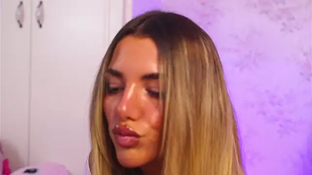 Snapshot of ClaraHazel chatting on 10-15-25, 04:45 ClaraHazel online show from 10-15-25, 04:45