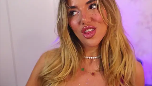 Snapshot of ClaraHazel chatting on 11-09-25, 04:55 ClaraHazel online show from 11-09-25, 04:55