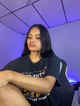 Snapshot of Riana_Kean chatting on 02-13-25, 12:35 Riana Kean online show from 02-13-25, 12:35