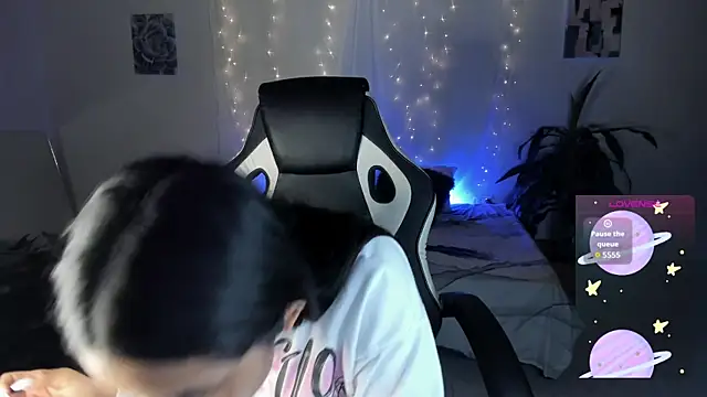 Snapshot of Riana_Kean chatting on 10-23-25, 02:11 Riana Kean online show from 10-23-25, 02:11