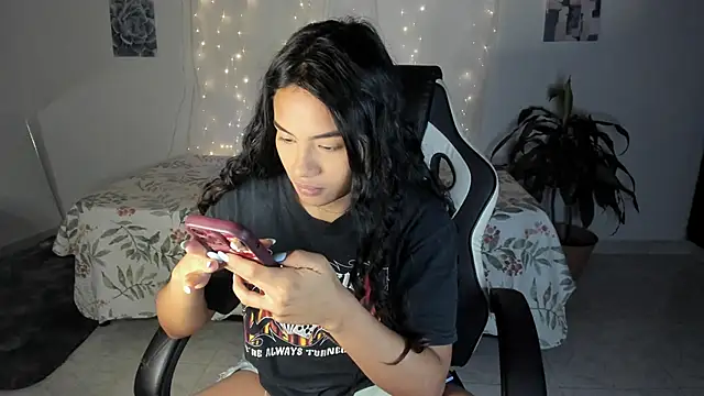 Snapshot of Riana_Kean chatting on 10-27-25, 02:04 Riana Kean online show from 10-27-25, 02:04