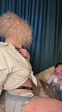 Snapshot of MrMrsRight chatting on 12-15-24, 11:01 MrMrsRight online show from 12-15-24, 11:01