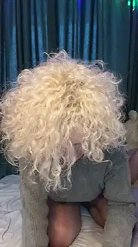 Snapshot of MrMrsRight chatting on 12-17-24, 06:56 MrMrsRight online show from 12-17-24, 06:56