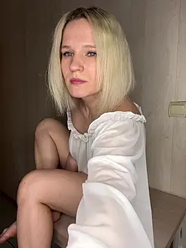 Snapshot of MrMrsRight chatting on 02-10-25, 04:36 MrMrsRight online show from 02-10-25, 04:36