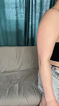 Snapshot of MrMrsRight chatting on 03-18-25, 08:14 MrMrsRight online show from 03-18-25, 08:14