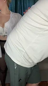 Snapshot of MrMrsRight chatting on 03-19-25, 06:46 MrMrsRight online show from 03-19-25, 06:46