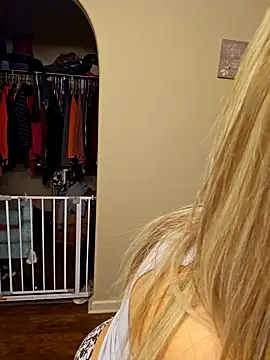 Snapshot of ellieconradxo chatting on 01-29-25, 04:15 ellieconradxo online show from 01-29-25, 04:15