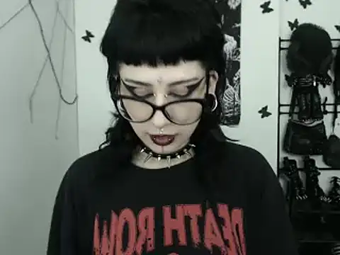 n0sferatus   online show from 12-21-25, 03:57