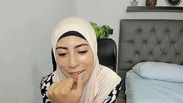 chaymae nah  online show from 02-10-25, 07:38