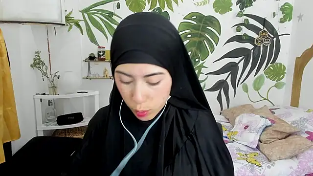 chaymae nah  online show from 10-19-25, 08:42