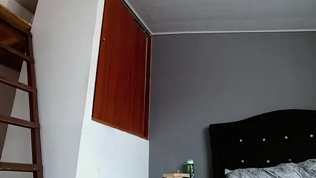 Snapshot of Emilia_1995 chatting on 06-03-26, 02:33 Emilia 1995 online show from 06-03-26, 02:33