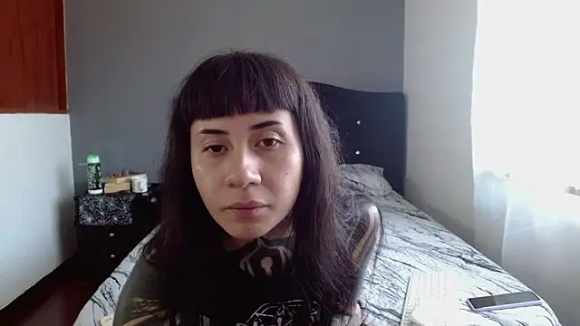 Snapshot of Emilia_1995 chatting on 06-11-26, 02:26 Emilia 1995 online show from 06-11-26, 02:26