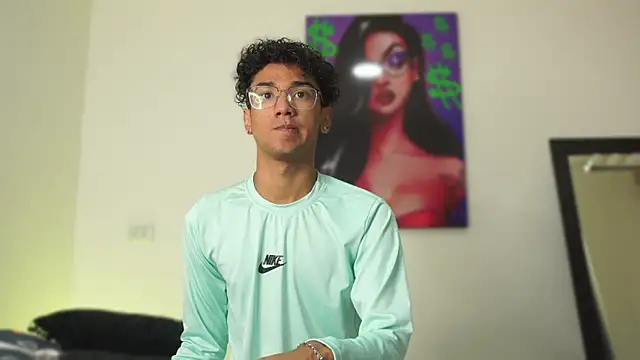 Snapshot of harrytwink18 chatting on 12-10-24, 01:22 harrytwink18 online show from 12-10-24, 01:22