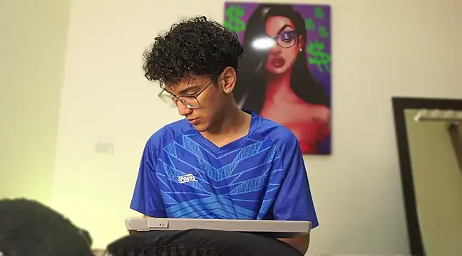 Snapshot of harrytwink18 chatting on 12-12-24, 01:17 harrytwink18 online show from 12-12-24, 01:17