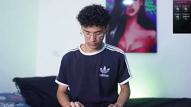 Snapshot of harrytwink18 chatting on 01-06-25, 01:30 harrytwink18 online show from 01-06-25, 01:30