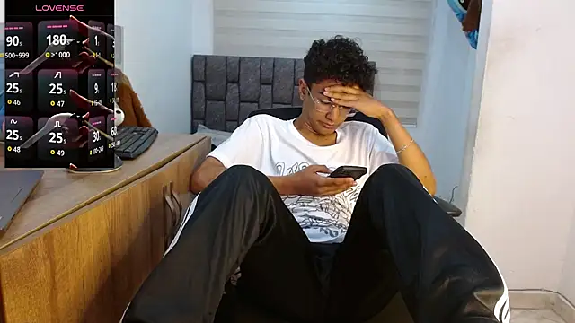 Snapshot of harrytwink18 chatting on 09-10-25, 02:50 harrytwink18 online show from 09-10-25, 02:50