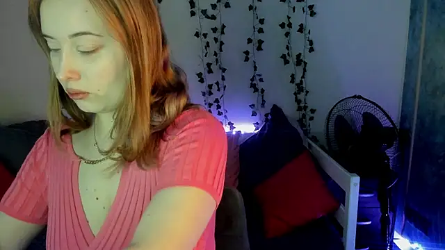 Snapshot of Emily_Gin chatting on 02-05-25, 02:40 Emily Gin online show from 02-05-25, 02:40