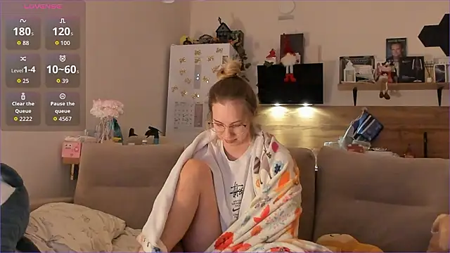 Girl alone home online show from 01-15-26, 04:17