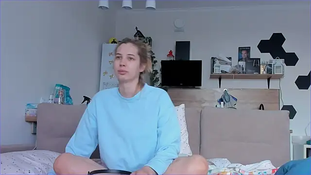 Snapshot of Girl_alone_home chatting on 05-14-26, 03:35 Girl alone home online show from 05-14-26, 03:35
