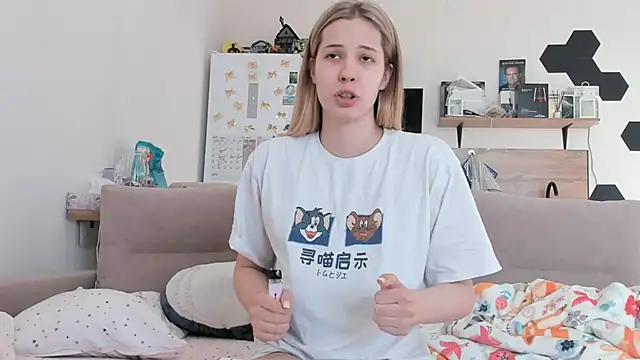 Snapshot of Girl_alone_home chatting on 05-17-26, 02:20 Girl alone home online show from 05-17-26, 02:20