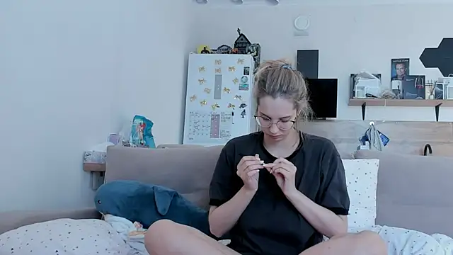Snapshot of Girl_alone_home chatting on 05-18-26, 02:29 Girl alone home online show from 05-18-26, 02:29