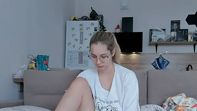 Snapshot of Girl_alone_home chatting on 05-30-26, 04:53 Girl alone home online show from 05-30-26, 04:53
