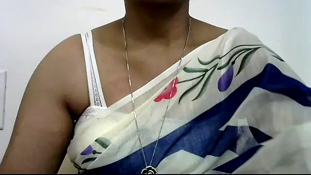 Snapshot of rashmika_reddy chatting on 09-10-25, 04:23 rashmika reddy online show from 09-10-25, 04:23