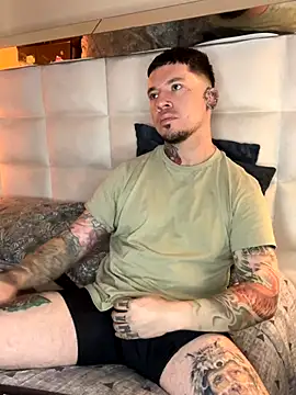 Snapshot of Adam_tatto chatting on 11-14-25, 04:17 Adam tatto online show from 11-14-25, 04:17