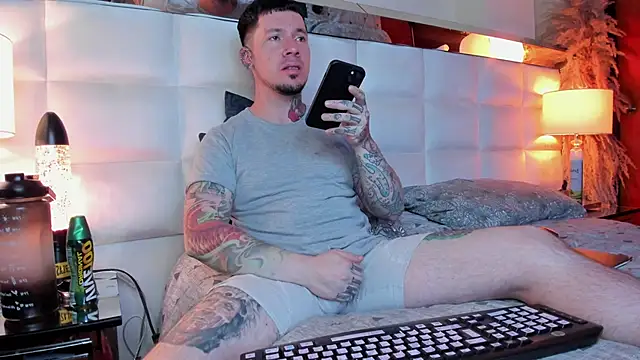 Snapshot of Adam_tatto chatting on 11-18-25, 02:17 Adam tatto online show from 11-18-25, 02:17