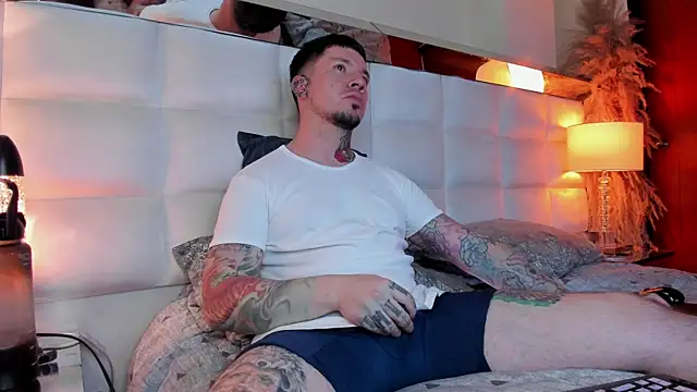 Snapshot of Adam_tatto chatting on 11-19-25, 02:22 Adam tatto online show from 11-19-25, 02:22